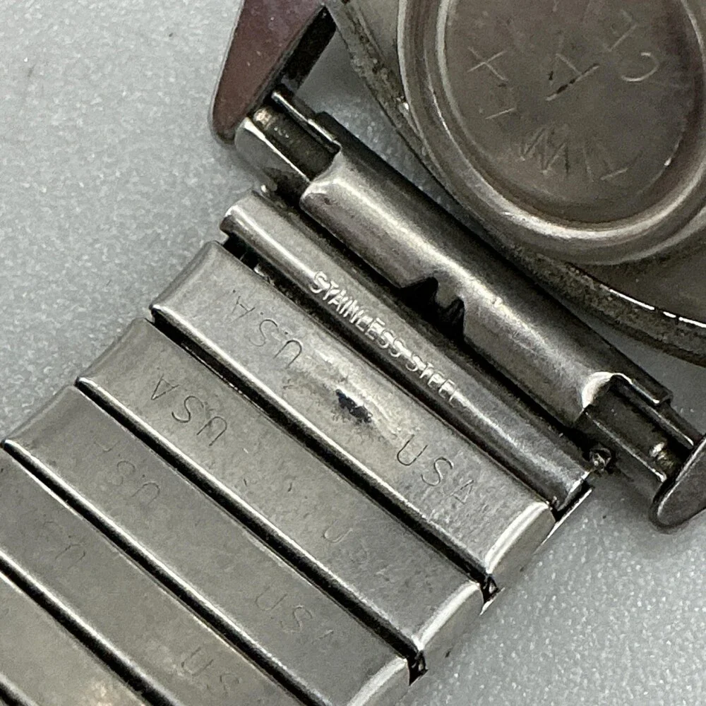 Vintage 1975 Timex Electric Dynabeat Mens Watch 37mm Champagne Dial Stretch Band